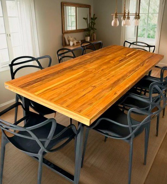Mesa de jantar em madeira maciça com base de aço